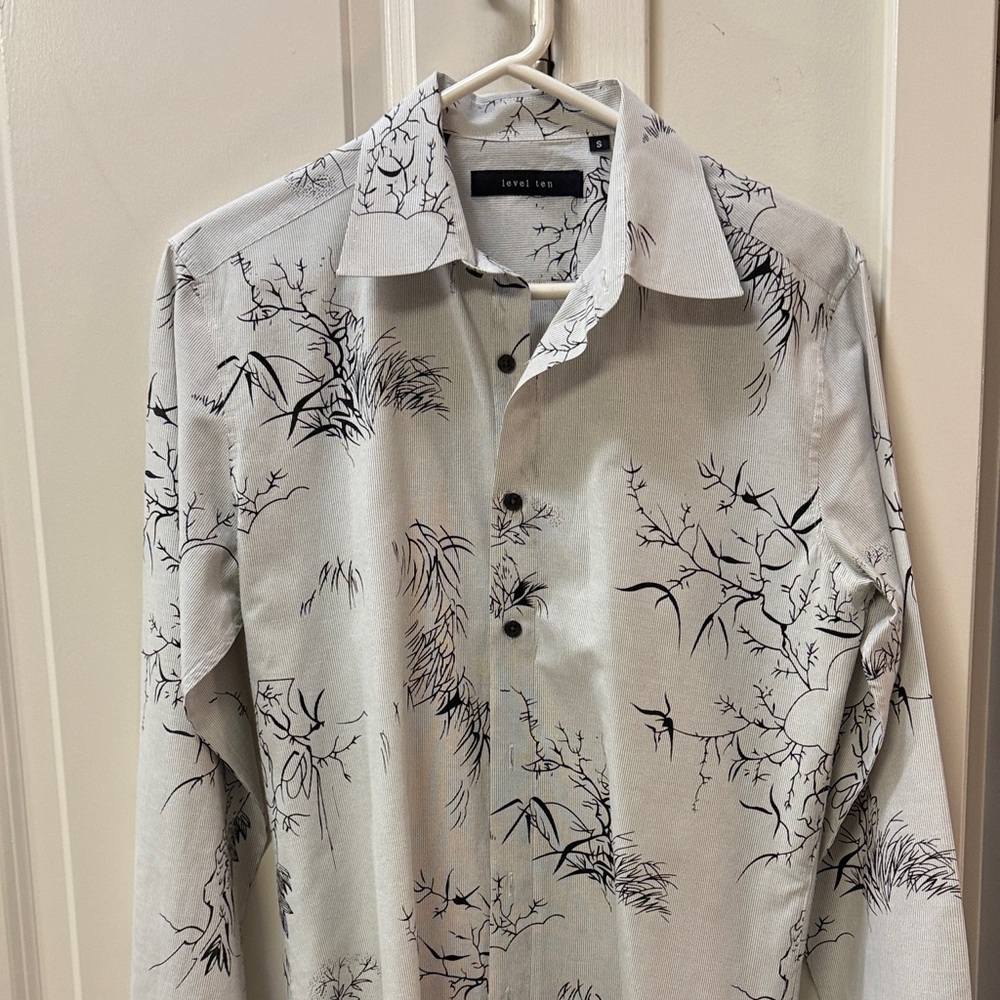 Men's Gray and Black Botanical Print Shirt. Small.